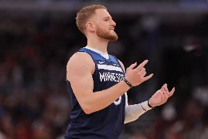 队记:迪文岑佐分位出身打了3场控卫值得商榷 难道在效仿火箭? 队记:迪文岑佐分位出身打了3场控卫值得商榷 难道在效仿火箭?