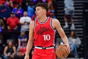 投不进防不住你是有伤吗?博格丹5中1得2分1板 三分3中0 投不进防不住你是有伤吗?博格丹5中1得2分1板 三分3中0