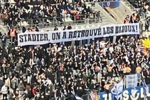 巴黎FC球迷拉横幅调侃卢浮宫劫案：我们找到珠宝了！