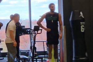 早日回归！队记晒塔图姆近期训练视频：体型保持得很好 心情不错